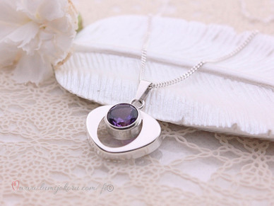 Salovaara riipus lilalla kivellä