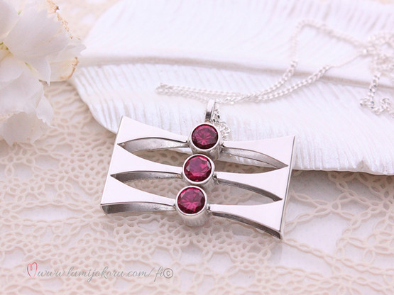 Salovaara riipus kivillä