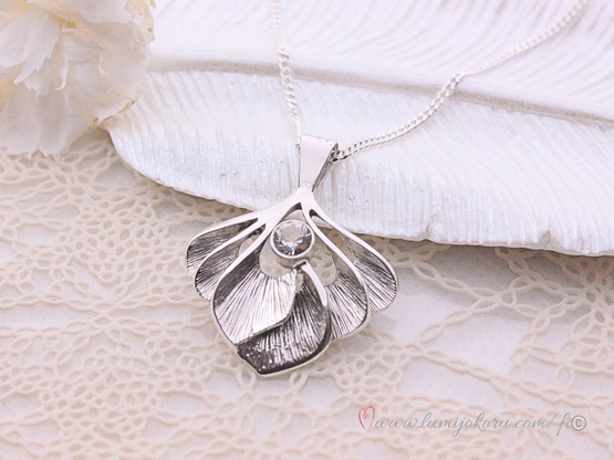 Valokoru riipus hopeaa