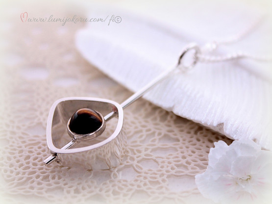 Elis Kauppi riipus tiikerinsilmällä