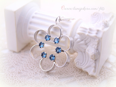 Hopeariipus sinisillä kivillä