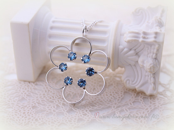 Hopeariipus sinisillä kivillä