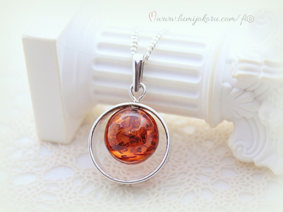 Hopeariipus oranssilla kivellä