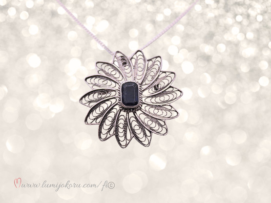 Hopeariipus/rintakoru tummansinisellä kivellä