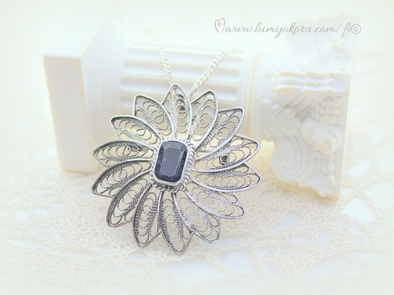 Hopeariipus/rintakoru tummansinisellä kivellä