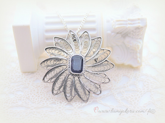 Hopeariipus/rintakoru tummansinisellä kivellä