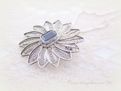 Hopeariipus/rintakoru tummansinisellä kivellä