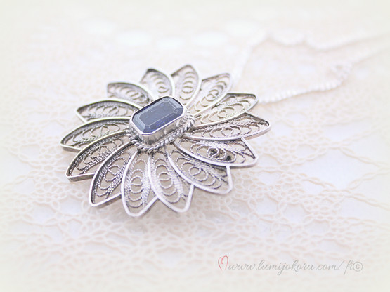 Hopeariipus/rintakoru tummansinisellä kivellä