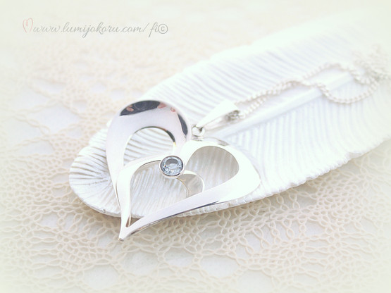 Hopeariipus sinisellä kivellä