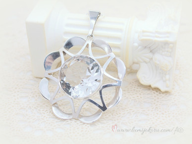 Hopeinen iso riipus kirkkaalla kivellä