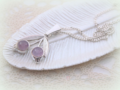 Taigakoru Kulkijan kukka riipus kahdella ametistilla