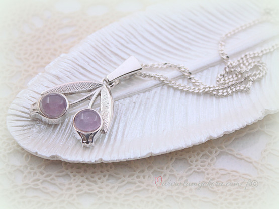 Taigakoru Kulkijan kukka riipus kahdella ametistilla