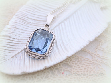 Hopeariipus sinisellä kivellä