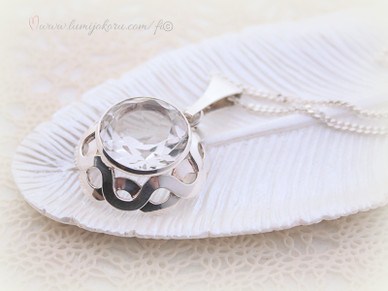 Hopeinen riipus kirkkaalla kivellä