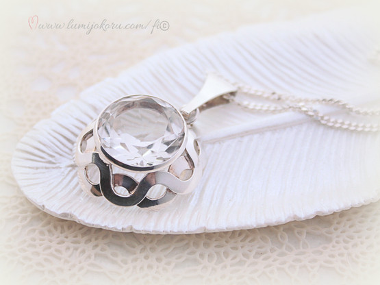 Hopeinen riipus kirkkaalla kivellä