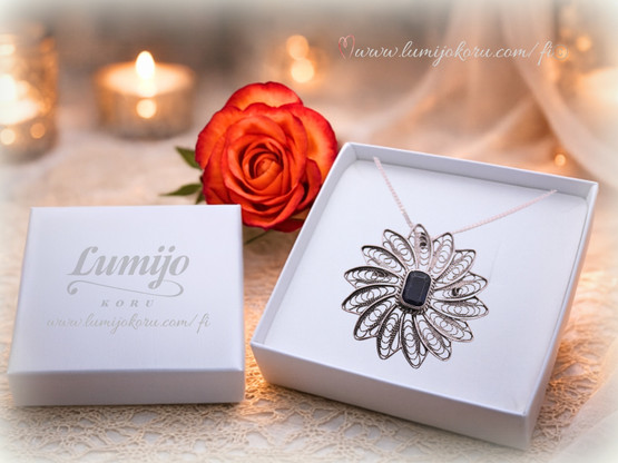 Hopeariipus/rintakoru tummansinisellä kivellä