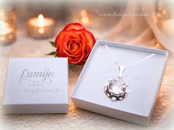 Hopeinen riipus kirkkaalla kivellä