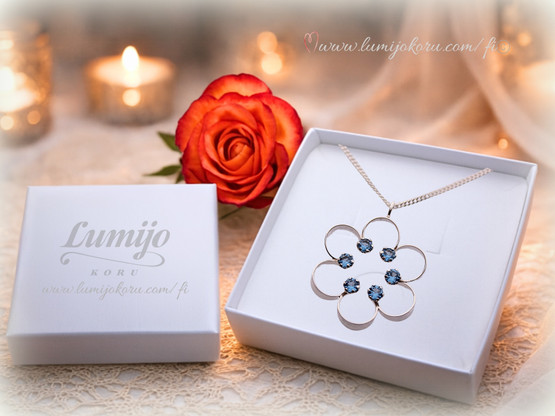 Hopeariipus sinisillä kivillä