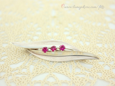 Rintakoru punaisilla kivillä hopeaa