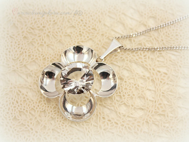 Hopeariipus kirkkaalla kivellä