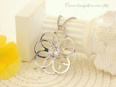 Hopeariipus kirkkaalla kivellä