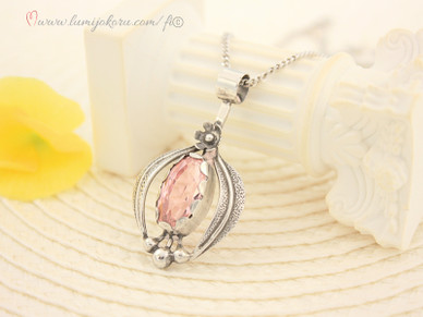 Hopeinen riipus vaaleanpunaisellla kivellä