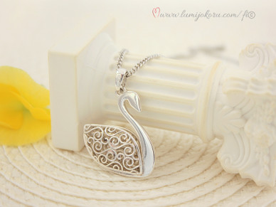 Hopeinen laulujoutsen riipus