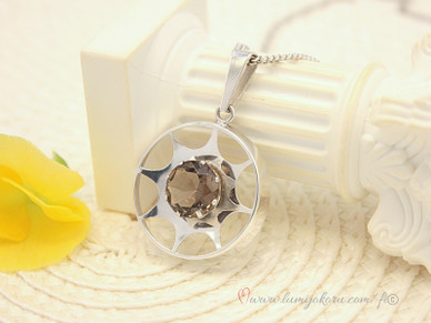 Hopeinen riipus savukvartsilla