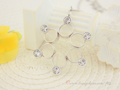 Hopeariipus kirkkailla kivillä