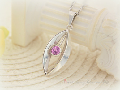 Hopeinen riipus vaaleanpunaisellla kivellä