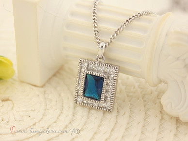 Hopeinen riipus sinisellä kivellä