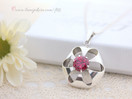 Hopeinen riipus punaisella kivellä