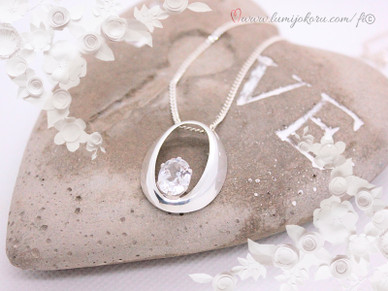 Hopeariipus kirkkaalla kivellä