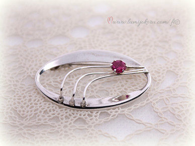 Rintakoru punaisella kivellä hopeaa