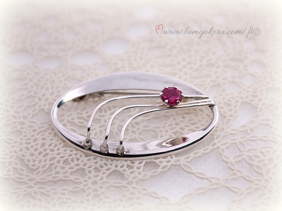 Rintakoru punaisella kivellä hopeaa