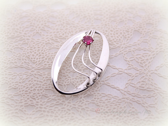 Rintakoru punaisella kivellä hopeaa