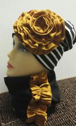 Musta-valko raidallinen ruusukepipo sinapilla ruusukkeella