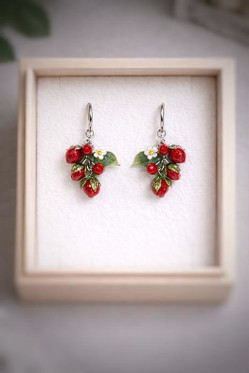 Metsämansikka-korvakorut