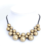 Puu-kaulakoru, metallisävy USEITA VÄREJÄ