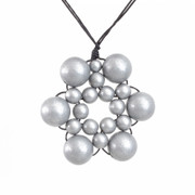 Kukka Riipus, metallisävyt USEITA VÄREJÄ