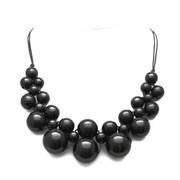 Puu-kaulakoru, Maxi USEITA VÄREJÄ