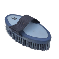 Pölyharja hevoselle tukevalla käsilenkillä ja matalilla harjaksilla