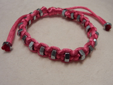 Pinkki ranneke mutterikoristein