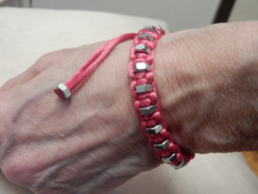 Pinkki ranneke mutterikoristein