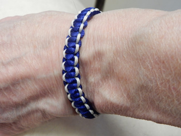 Sini-valkoinen ranneke