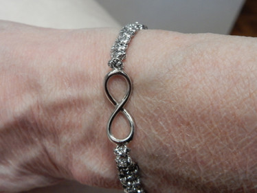 Kiiltävä hopeanvärinen ranneke 