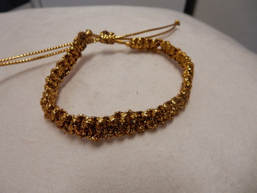 Kiiltävä kullanvärinen ranneke 