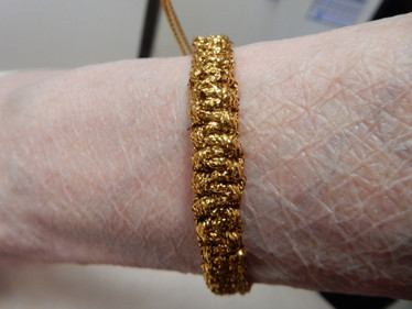 Kiiltävä kullanvärinen ranneke 