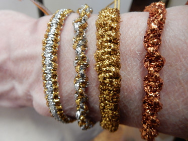 Kiiltävä kullanvärinen ranneke 