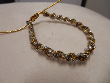 Hopean ja kullanvärinen ranneke 